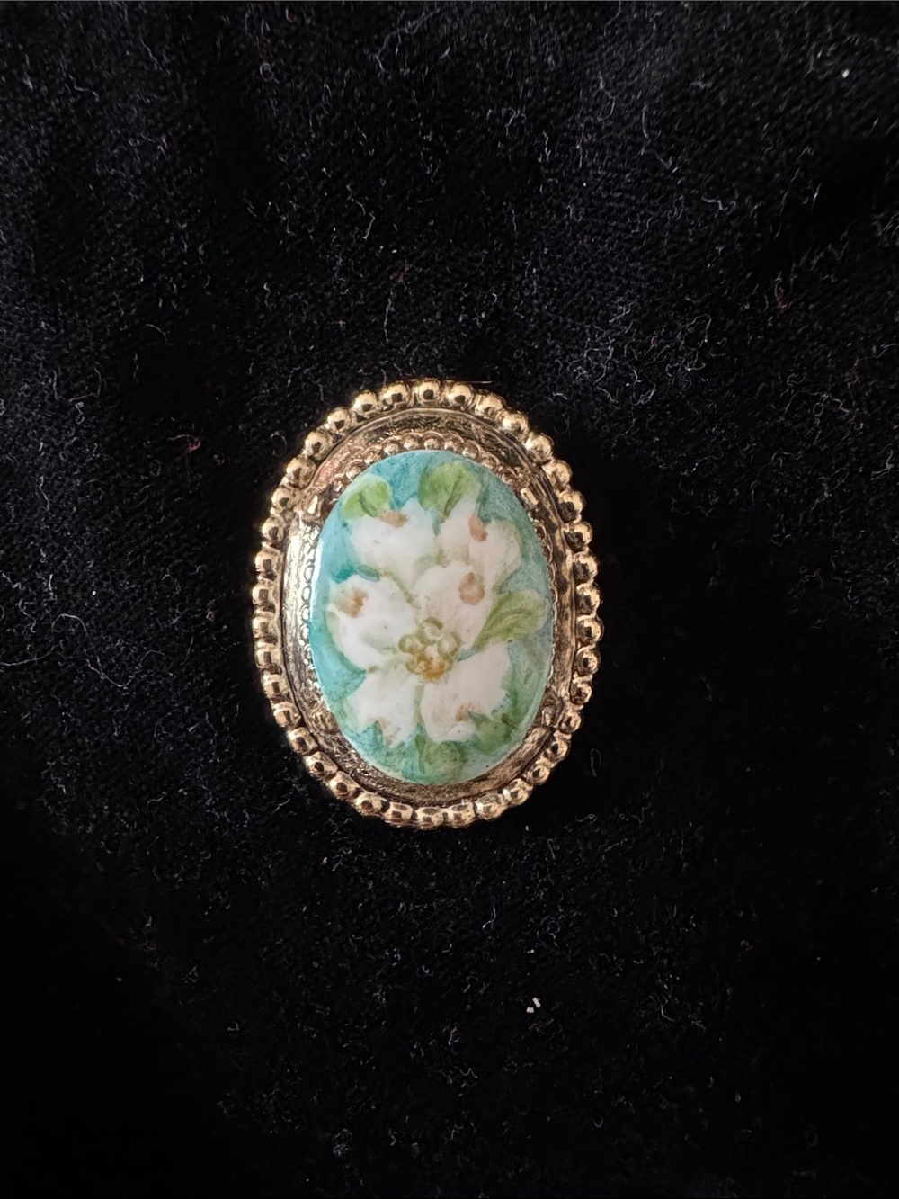VINTAGE Hand-Painted White Flower Cameo Brooch in Gold-Tone